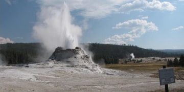 Geyser Gazing – Castle Geyser Unexpectedly