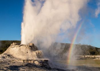 Geyser Gazing – Castle Geyser Erupting