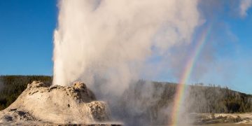 Geyser Gazing – Castle Geyser Erupting